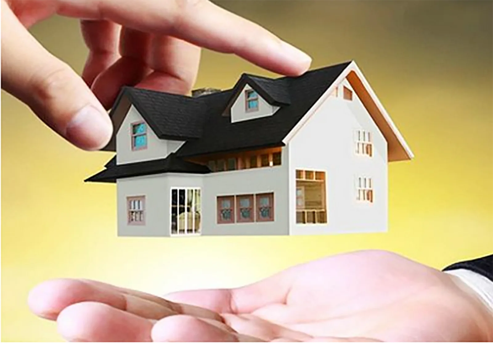 Việt kiều tìm hiểu thủ tục mua nhà tại văn phòng giao dịch bất động sản TP.HCM