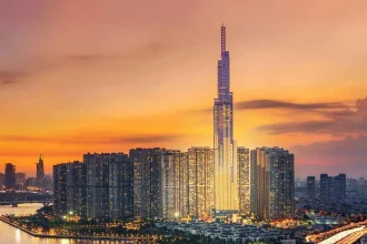 Toàn cảnh Vinhomes Central Park với Landmark 81 bên sông Sài Gòn