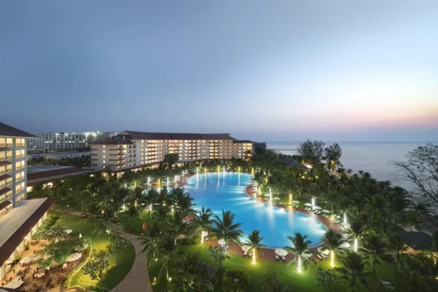 Toàn cảnh khu nghỉ dưỡng Vinpearl Phú Quốc với biển và hồ bơi