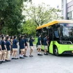 Xe buýt điện VinBus đưa đón học sinh Vinschool tại khu đô thị