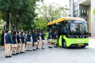 Xe buýt điện VinBus đưa đón học sinh Vinschool tại khu đô thị