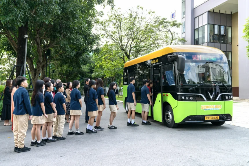 Xe buýt điện VinBus đưa đón học sinh Vinschool tại khu đô thị